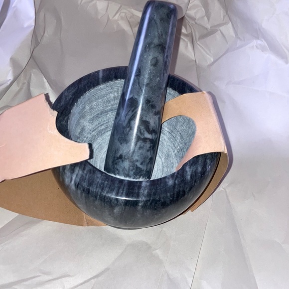 Well equipped kitchen mortar and pestle - Picture 3 of 5